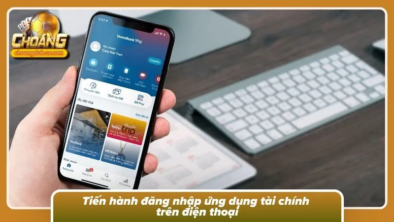 Tiến hành đăng nhập ứng dụng tài chính trên điện thoại